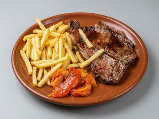 Chuleta De Ternera Con Patatas Y Pimientos