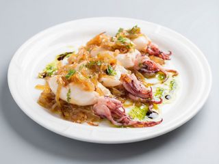 Chipirones A La Plancha Con Cebolla Pochada y virutas de ibéricos 