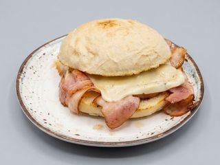 Mollete de Bacon Con Queso