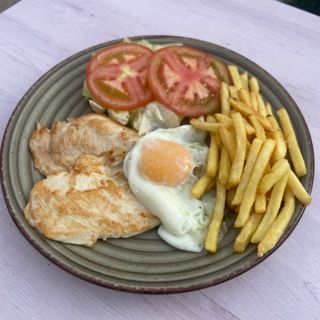 N°2 Pechuga Plancha, Huevo Frito, Patatas , Lechuga, Tomate Y Pan