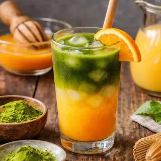 Iced Matcha amb suc de taronja natural