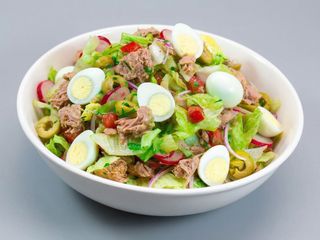 Ensalada con atun con ous 