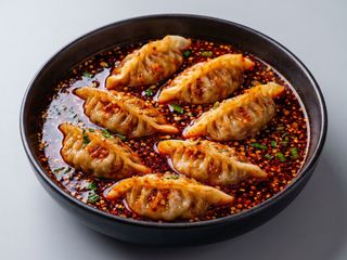 Gyozas de cerdo y cebollino aceite rojo