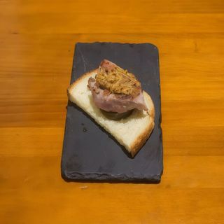 Tosta de solomillo de cerdo con cebolla caramelizada