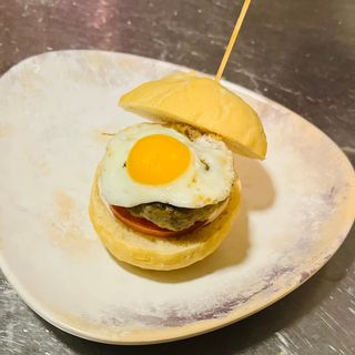 Minihamburguesa de alcachofas con huevo de codorniz y salsa de trufa