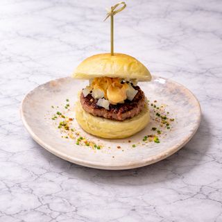 Minihamburguesa de chato murciano , bacon , cebolla freca y mayonesa kimchi