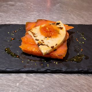 Tosta de salmón con queso fresco