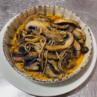 Champiñones con gulas