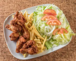 Alitas de pollo + ensalada + patatas fritas