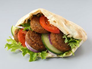 Pita falafel con salsa tazakziki​