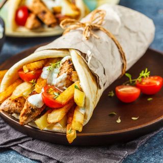 Pita de pollo Kentucky con patatas fritas dentro