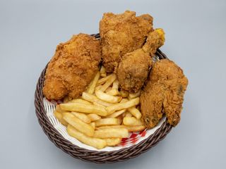 4 Piezas de Pollo a la Broaster + Patatas Fritas + Salsas*