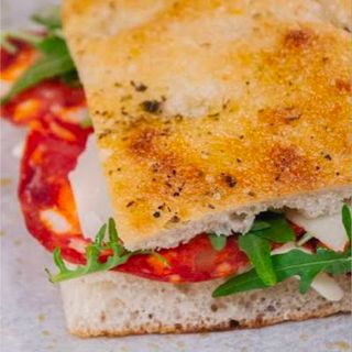 Focaccia salame picante