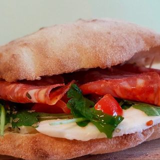 Focaccia salame picante