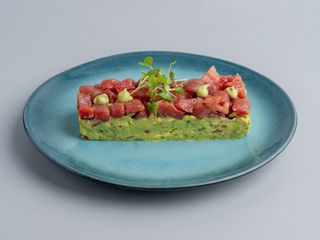 Tártar De Atún Salvaje Con Soja, Guacamole Y Totaditas