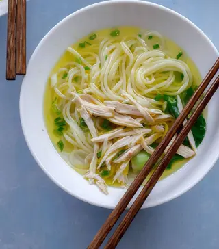 1B. Sopa de fideos con pollo