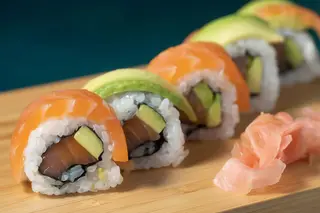 B14. Salmón aguacate Uramaki