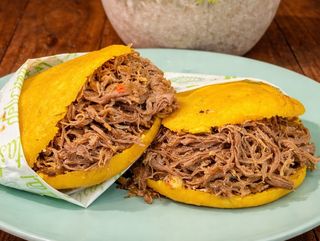 Arepa de carne mechada 