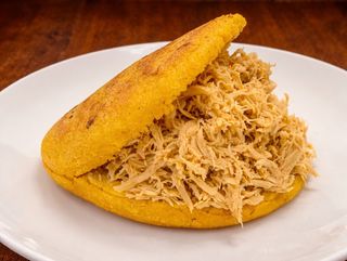Arepa de pollo mechado