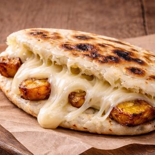 Arepa con Queso y Maduro