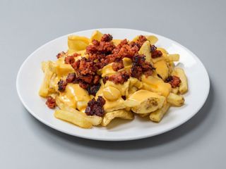 Patatas con salsa cheddar y pulled pork