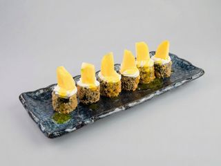 Maki frito ( mango y salmón con queso )
