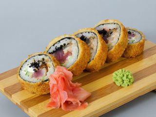 Uramaki rebozado ( atún aguacate )