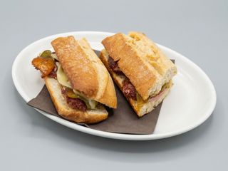 Bocadillo Longaniza Con Queso