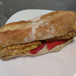 Bocatas De Tortilla Con Pimiento De Piquillo