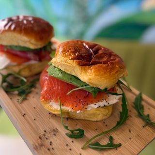 Brioché Salmón, Philadelphia y aguacate