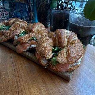 Croissant Aguacate, Salmon y philadelphia