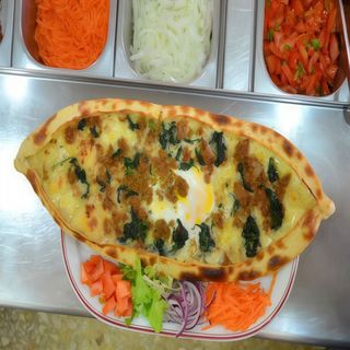 Pide sucuk con espinaca