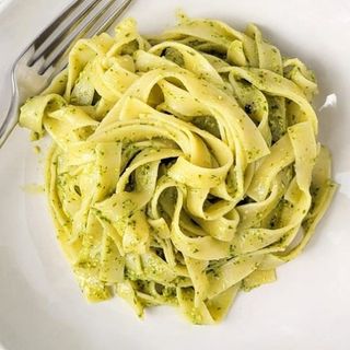 Tagliatelle al pesto con burrata