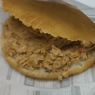 Arepa de Pollo desmechado