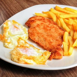Plato combinado de filete de pollo patatas y huevo