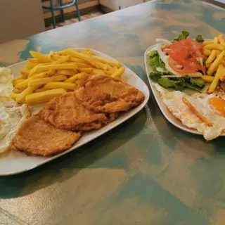 Plato combinado de lomo huevo y patatas