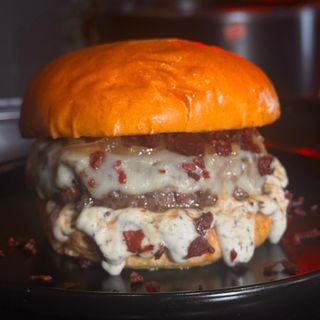 LA CECI - burger del mes (patatas incluidas)