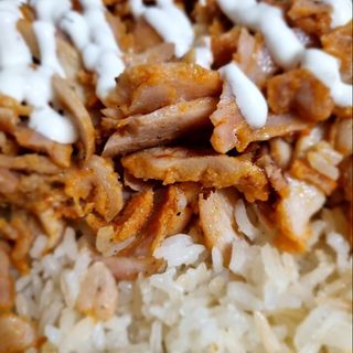 Tarrina de carne de kebab con arroz y salsa