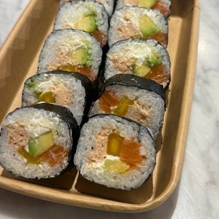 Futomaki de salmón (10 Pzs.)