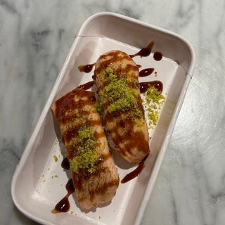 Nigiri de salmón flambeado con teriyaki y pistacho (2 Pzs.)