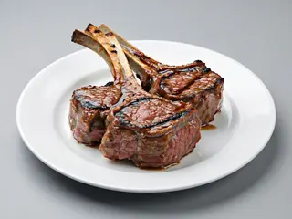 Chuletón De Buey (450 G.) A La Brasa Con Guarnición