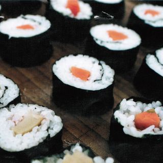 439. Maki aguacate con gambas