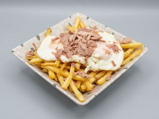 Huevos con patatas fritas y virutas de foie