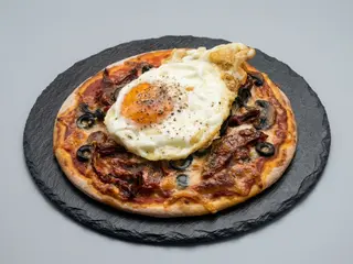 Pizza de boletus con huevo y virutas de foie