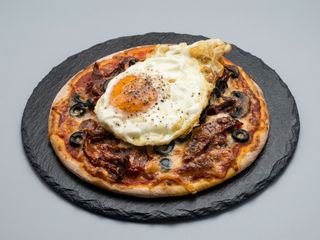 Pizza  de boletus  con huevo y virutas de foie 