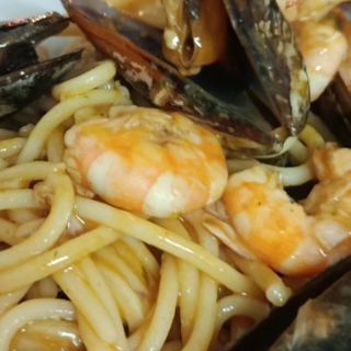 Espaguettis con pesto gambas mejillones , atún 