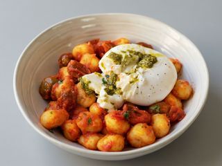 Gnocchi de patata con salsa tomate y burrata ,oregano
