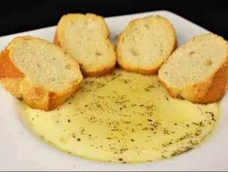 Provolone Fundido Con Tostadas
