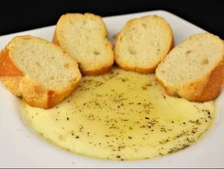 Provolone Fundido Con Tostadas