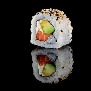 Uramaki Salmón con Aguacate y Crema de Queso